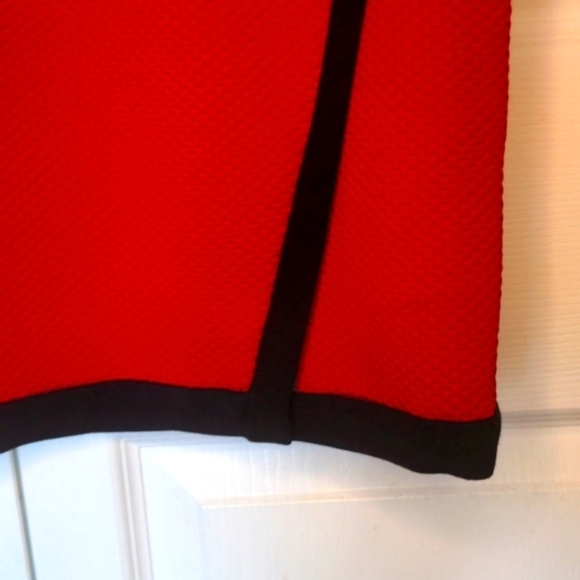 Red Sleeveless Dress with Black Trim - Tanjay - Picture 3 of 8